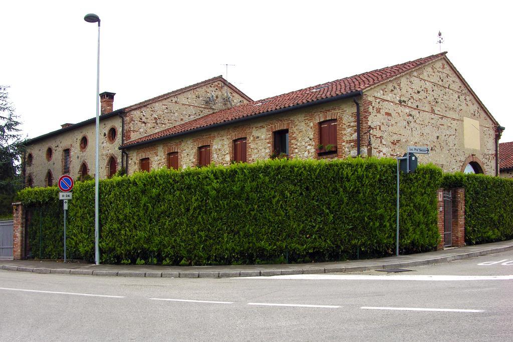 Locanda La Corte Dei Galli Guest House Carre Exterior photo